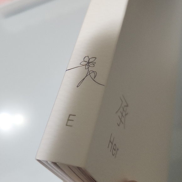 Love Yourself Her Album - White - Picture 3 of 9